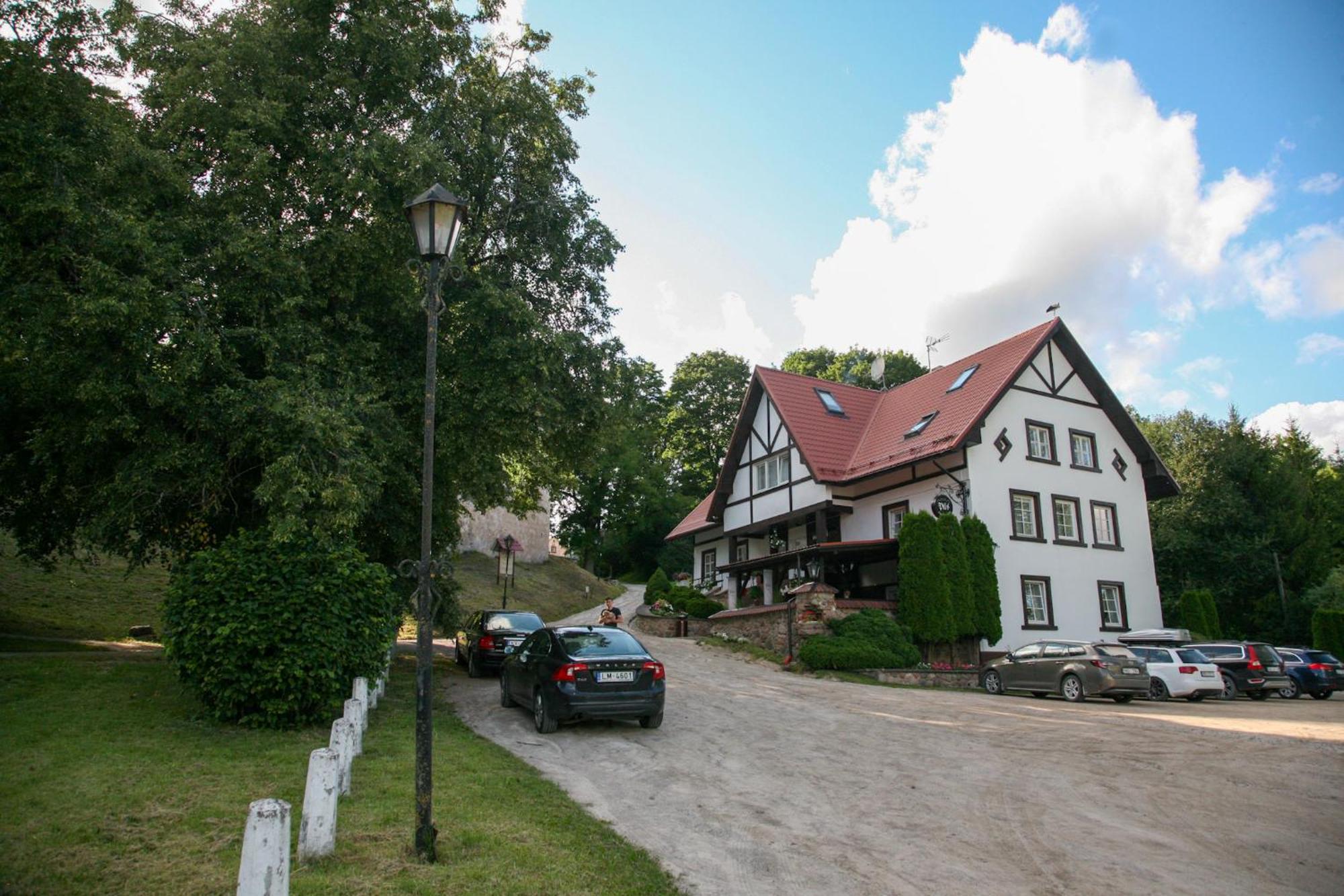 Pils Hotel Kandava Exterior foto
